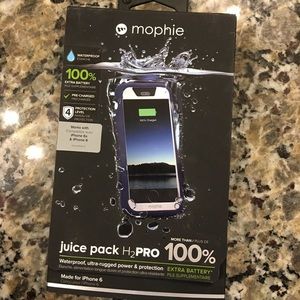 Mophie water proof and recharging case