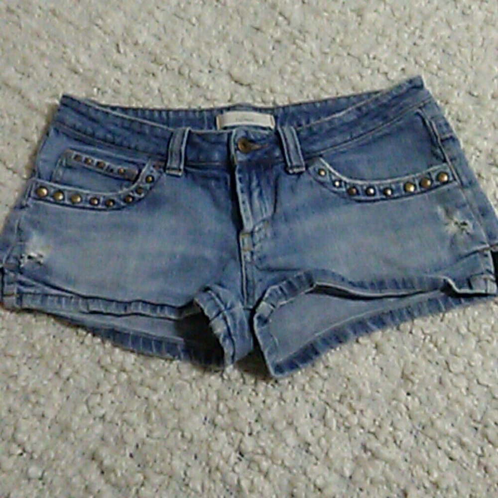 Nollie stud detail short.
