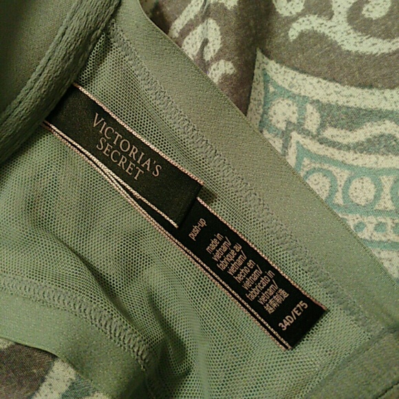 Victoria's Secret - Picture 3 of 3