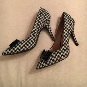 NWOT Never worn chevron bow heels sz. 9