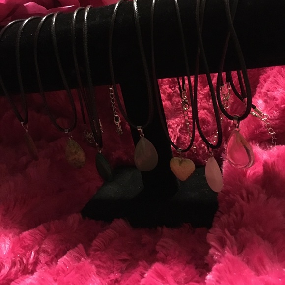 Stone and heart shaped necklaces - Picture 4 of 5