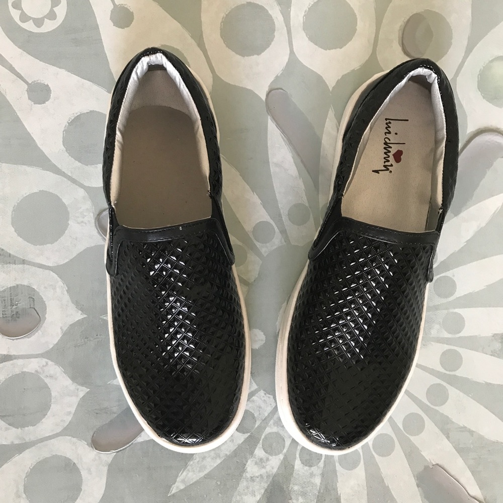 {Luichiny} Vay Kay Glossy Textured Slip Ons - Picture 2 of 7