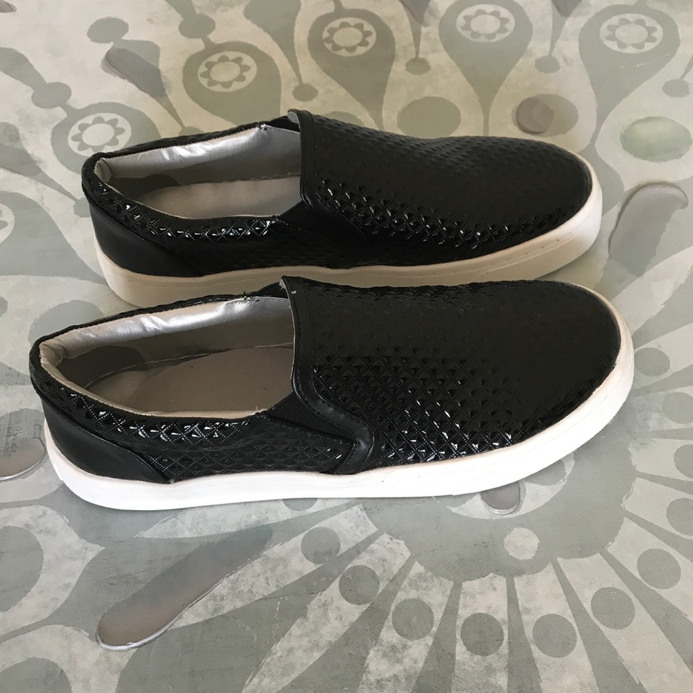{Luichiny} Vay Kay Glossy Textured Slip Ons - Picture 3 of 7