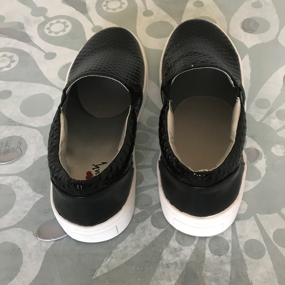 {Luichiny} Vay Kay Glossy Textured Slip Ons - Picture 4 of 7