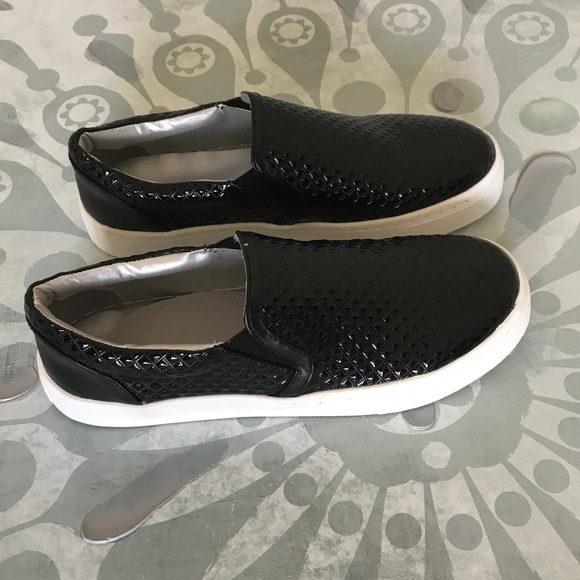 {Luichiny} Vay Kay Glossy Textured Slip Ons - Picture 3 of 7