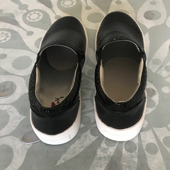 {Luichiny} Vay Kay Glossy Textured Slip Ons - Picture 4 of 7