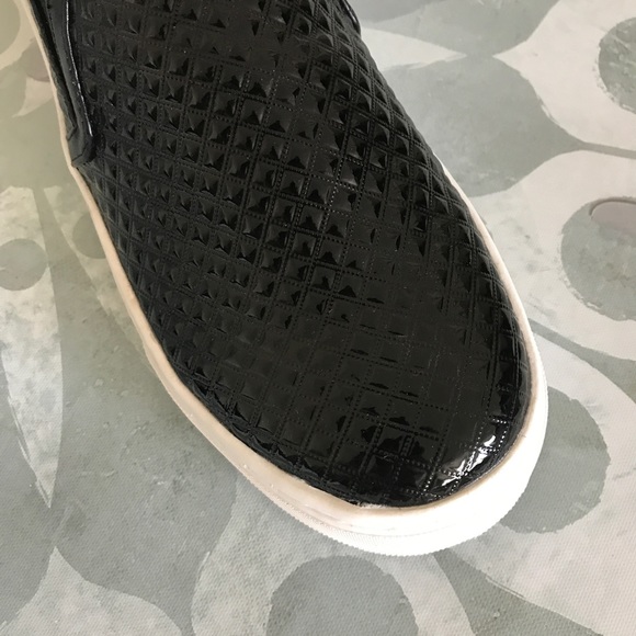 {Luichiny} Vay Kay Glossy Textured Slip Ons - Picture 6 of 7