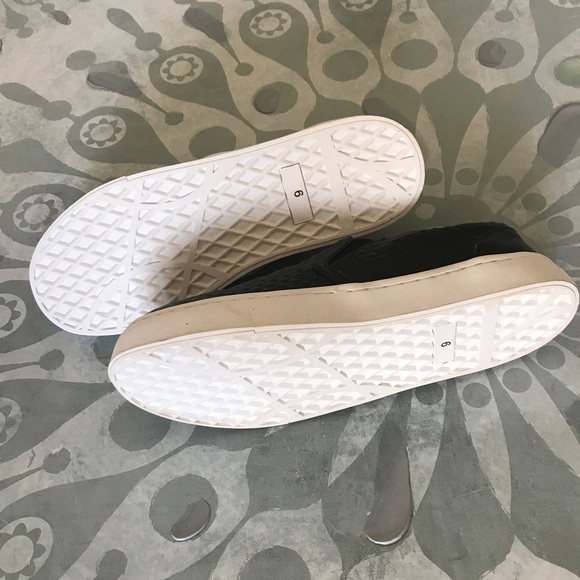 {Luichiny} Vay Kay Glossy Textured Slip Ons - Picture 7 of 7