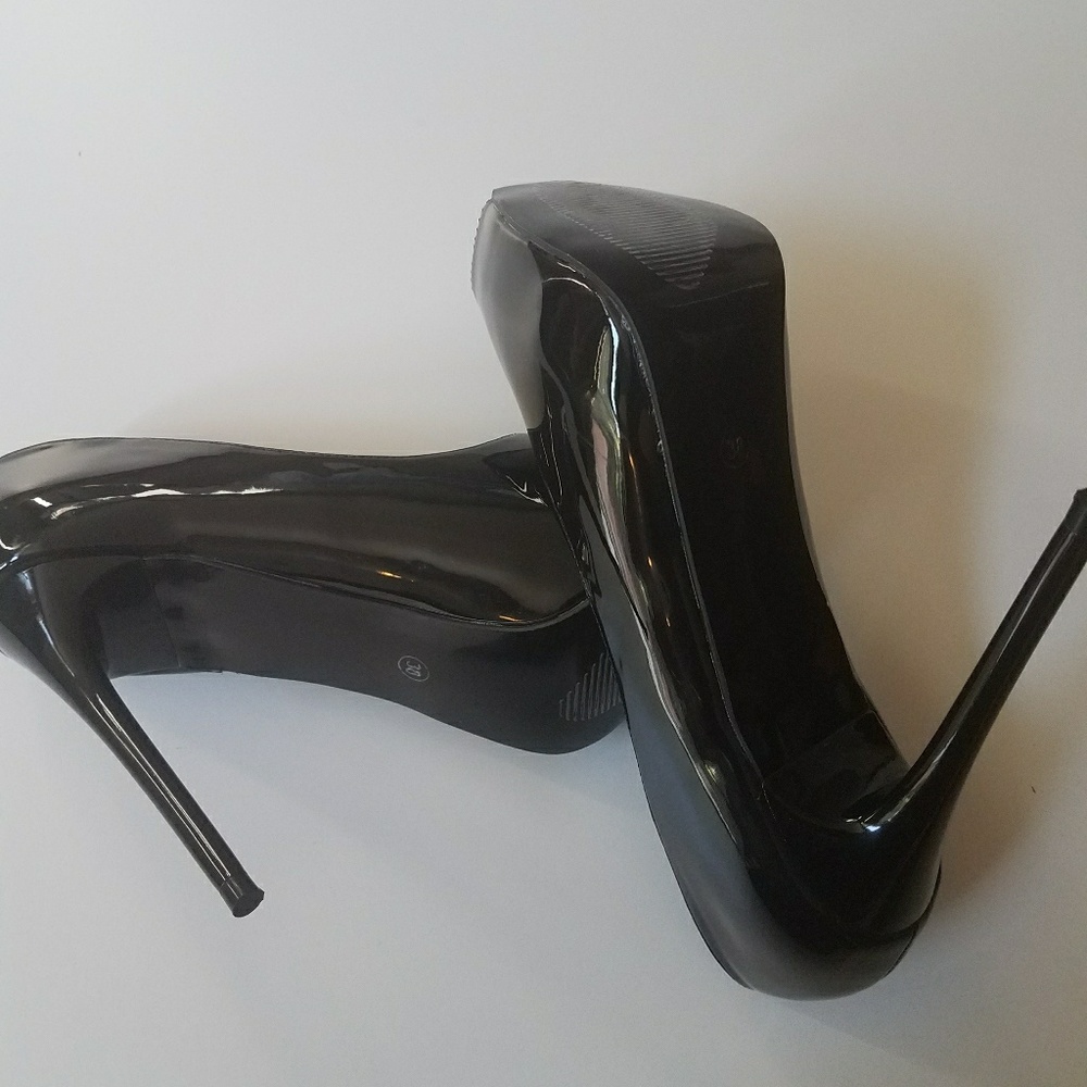 Black heels - Picture 3 of 5