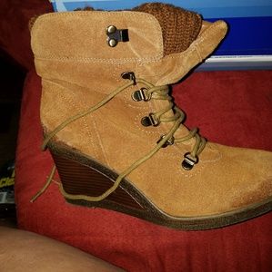 White mountain brown leather boots