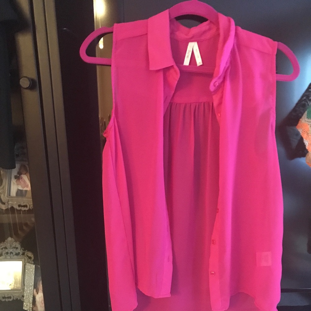 Pink sleeveless tank top with button closure