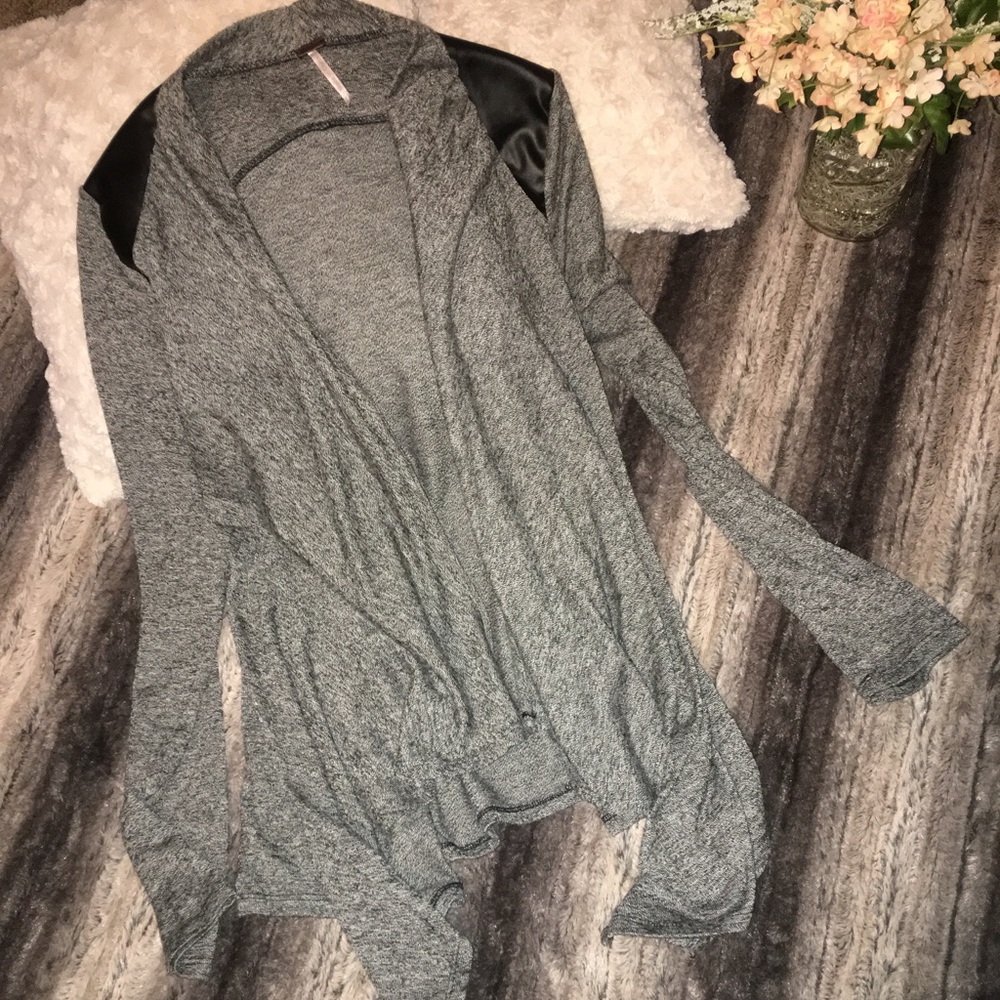 Lightweight cardigan with leather shoulders