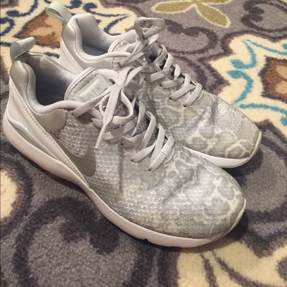 Nike air tennis shoes