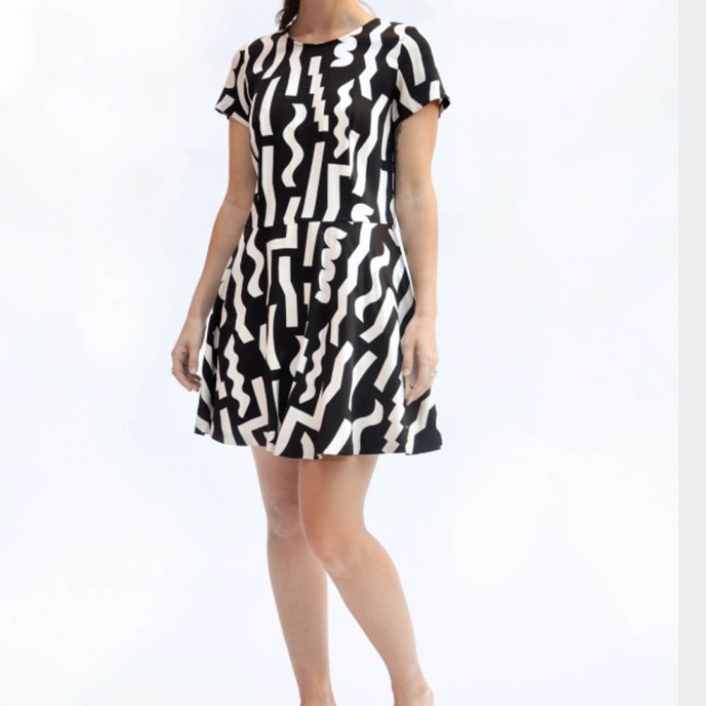 Dusen Dusen Black Slash Box Swing Dress