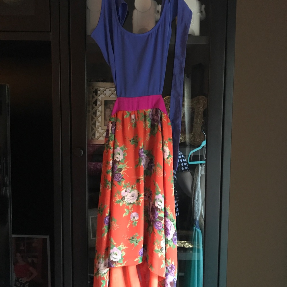 Beautiful cut out high low floral dress 😊🌸☝🏼