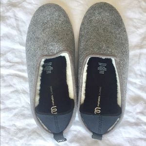 New in box Mahabis classic gray slippers