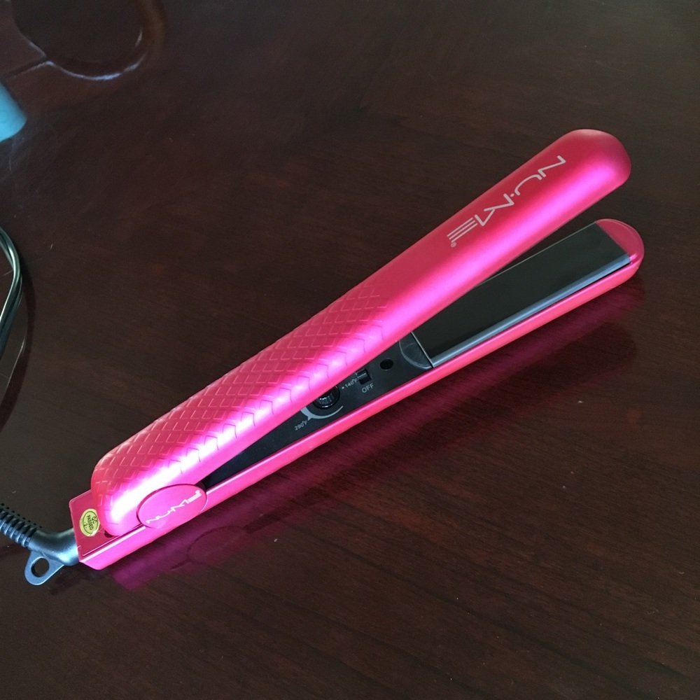 NU•ME Ceramic Straightener