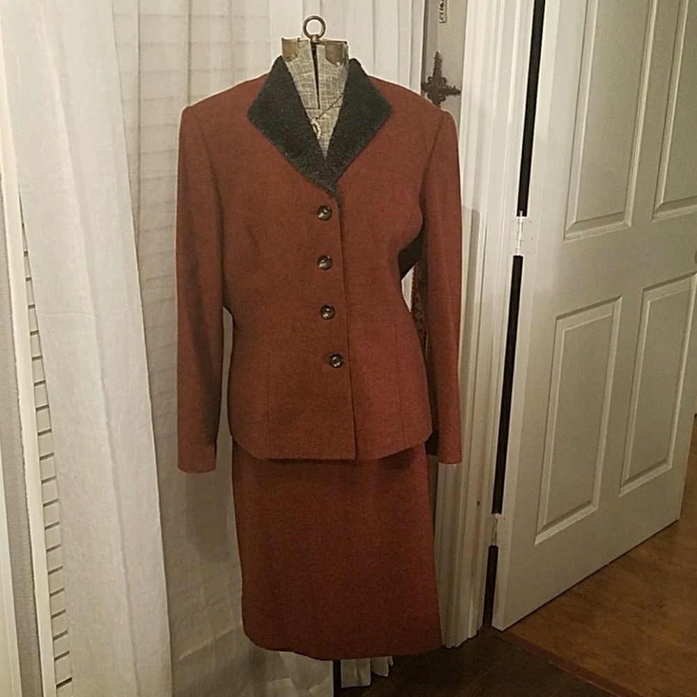 1930s, 1940 styled tweed suit with black collar