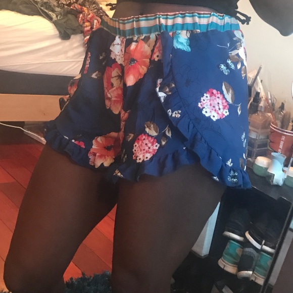 Floral ruffle shorts - Picture 2 of 4