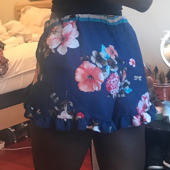 Floral ruffle shorts - Picture 3 of 4