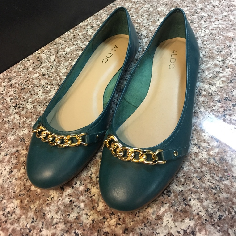*NBW* Turquoise w/ Gold Links Aldo Flats