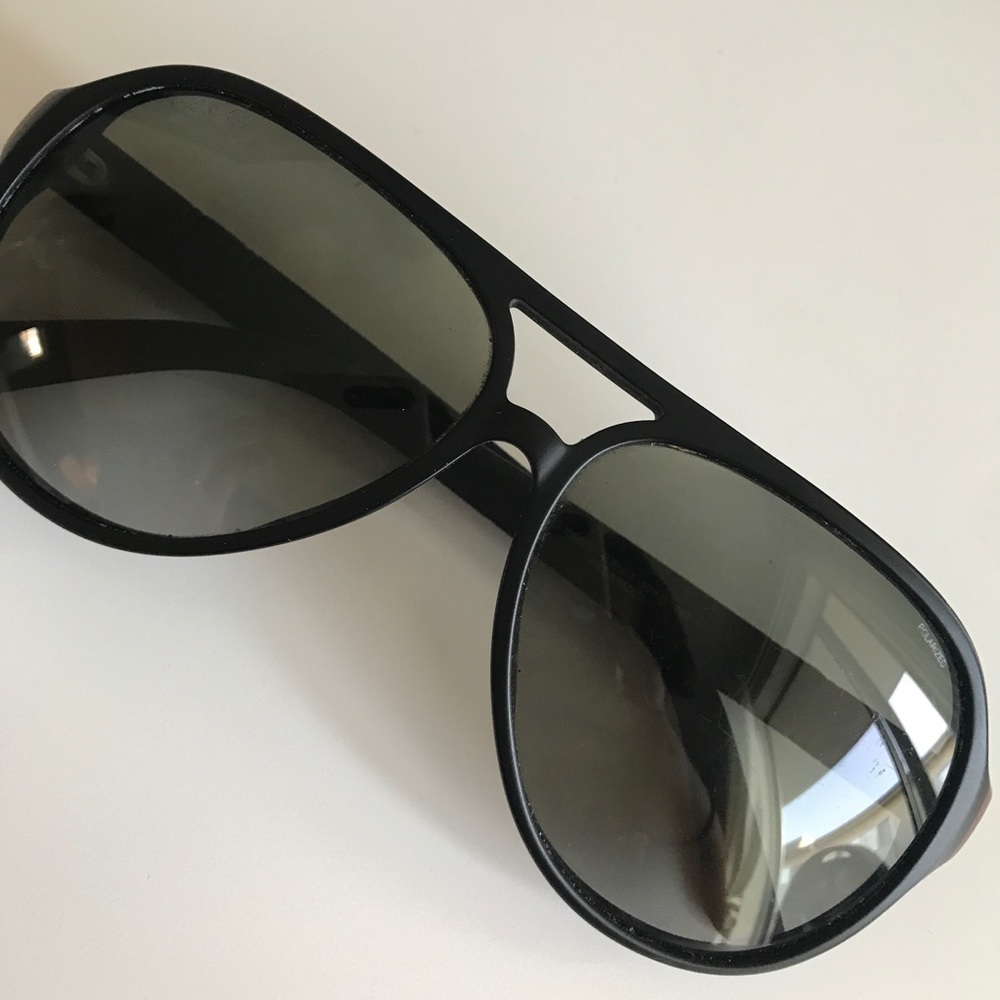 AUTHENTIC Gucci Black Aviator Sunglasses-Polarized