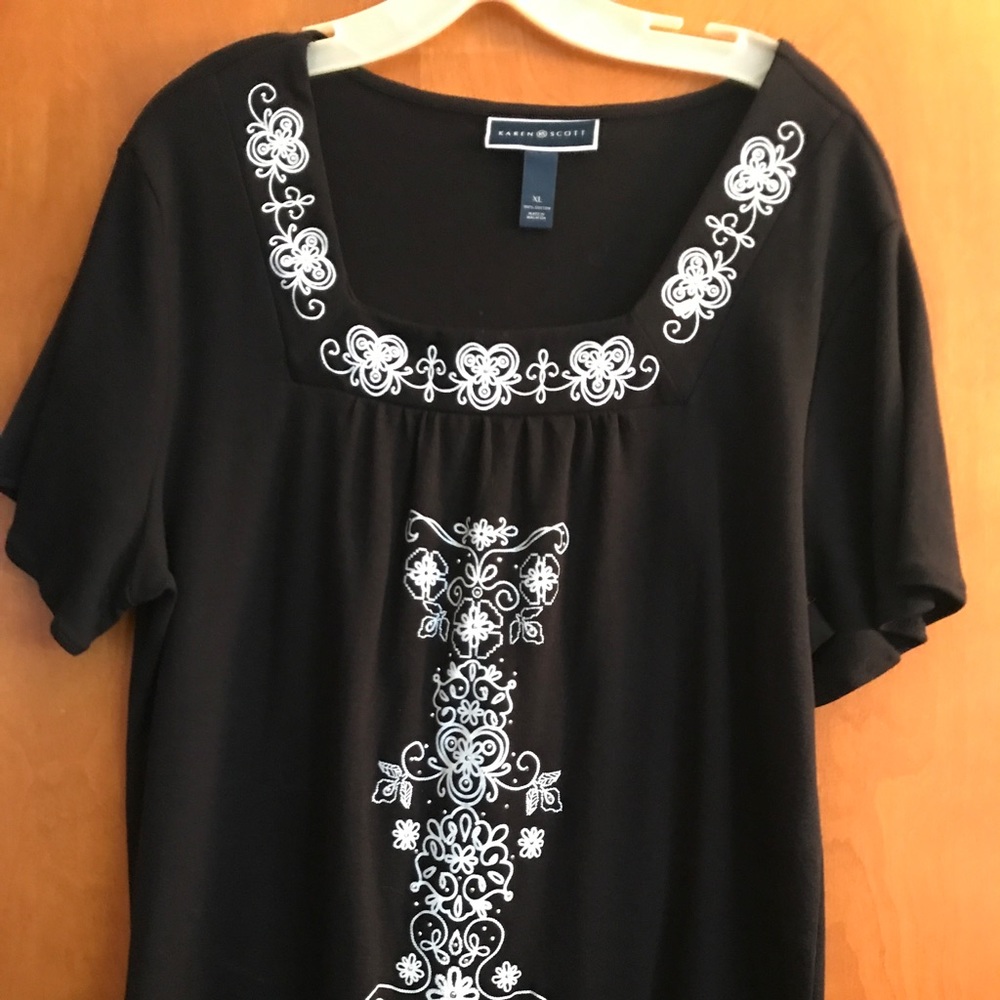 ✨New price ✨Karen Scott embroidered blouse