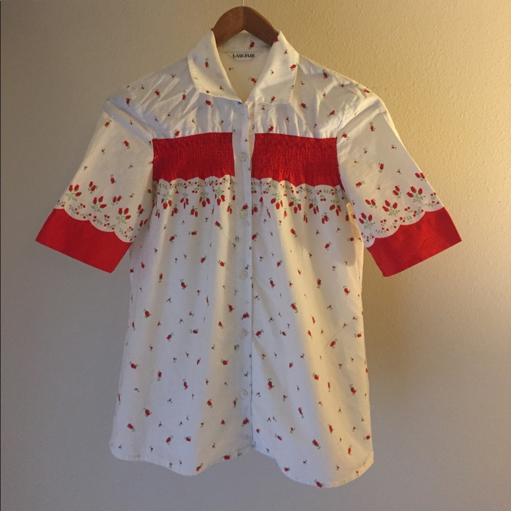 Darling vintage, flowered button up.