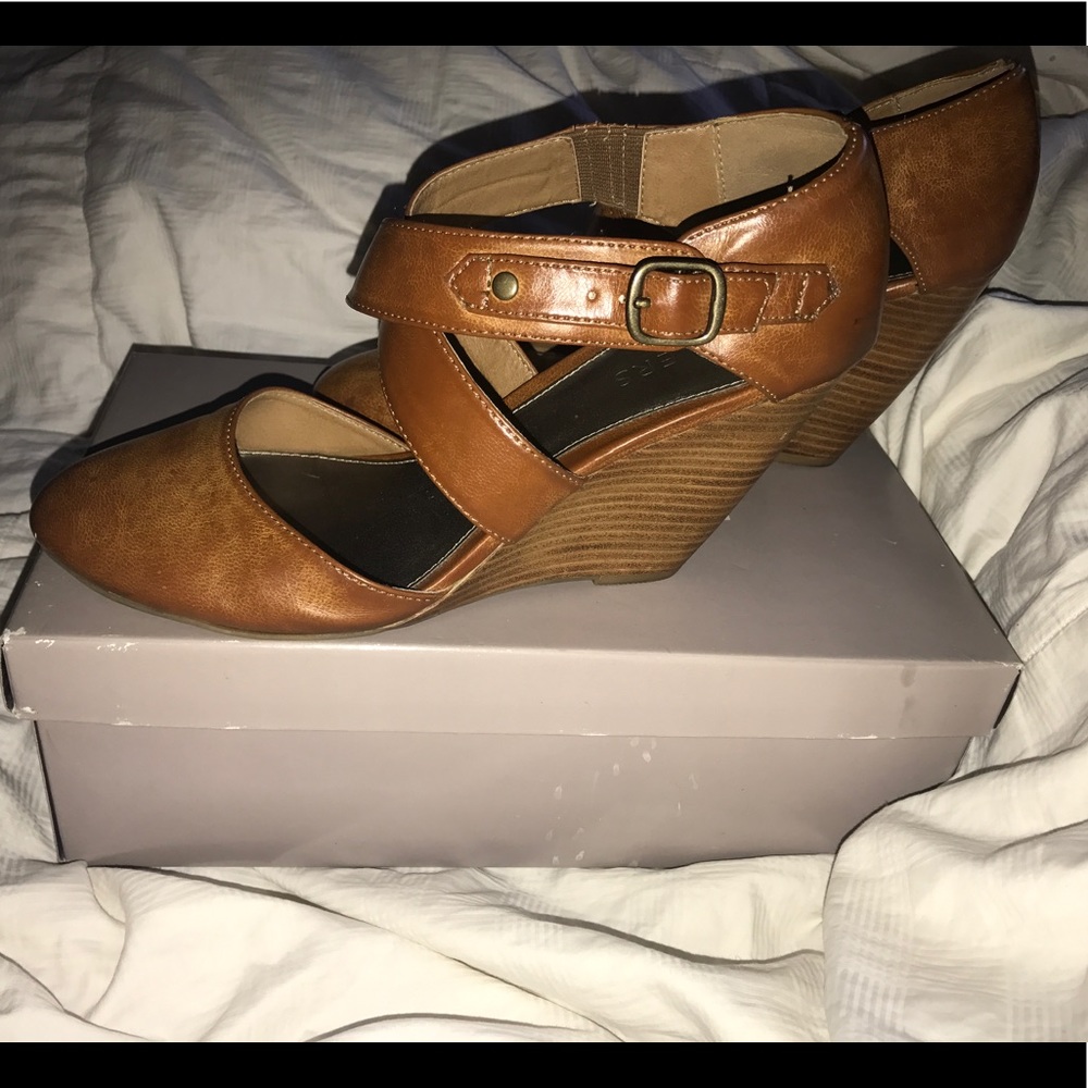 Bakers Santino Wedge - Tan, Size 9.