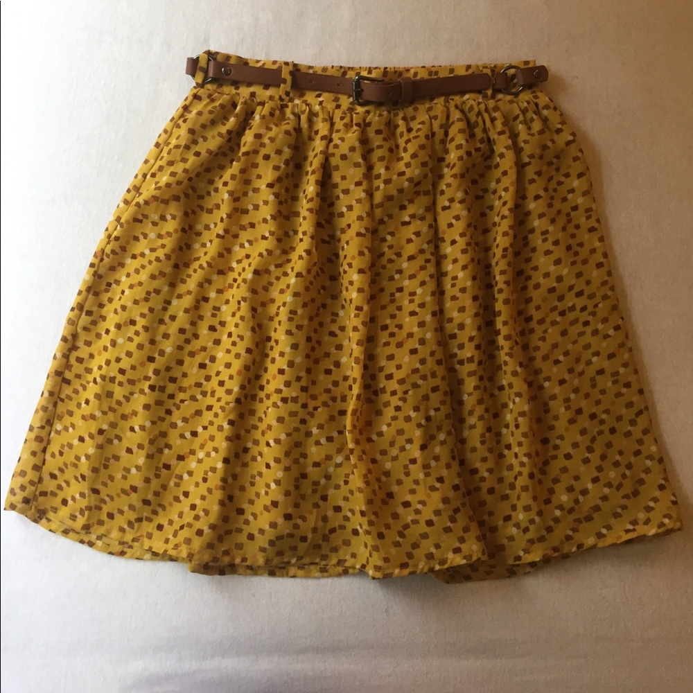 Short fluffy skirt, old style print with cute belt