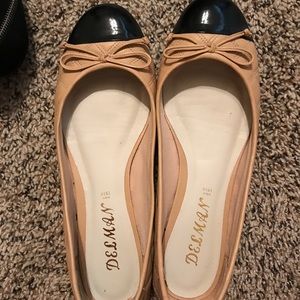 Delman tan flat with black cap