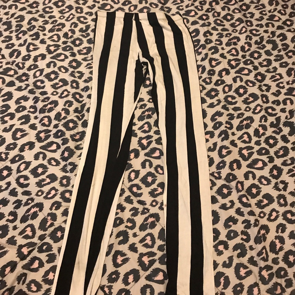 Black/white striped leggings