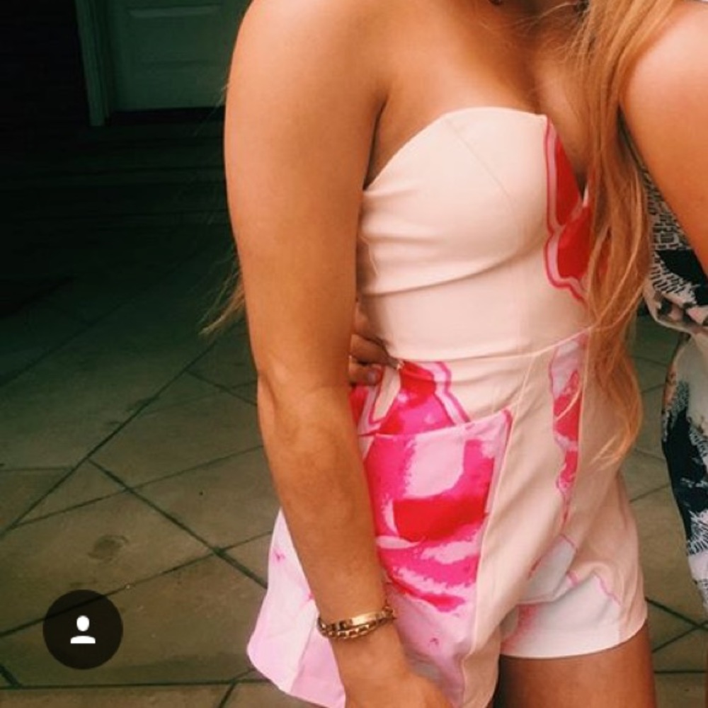 *SOLD* Peach Floral V Cut Romper w/ Pockets