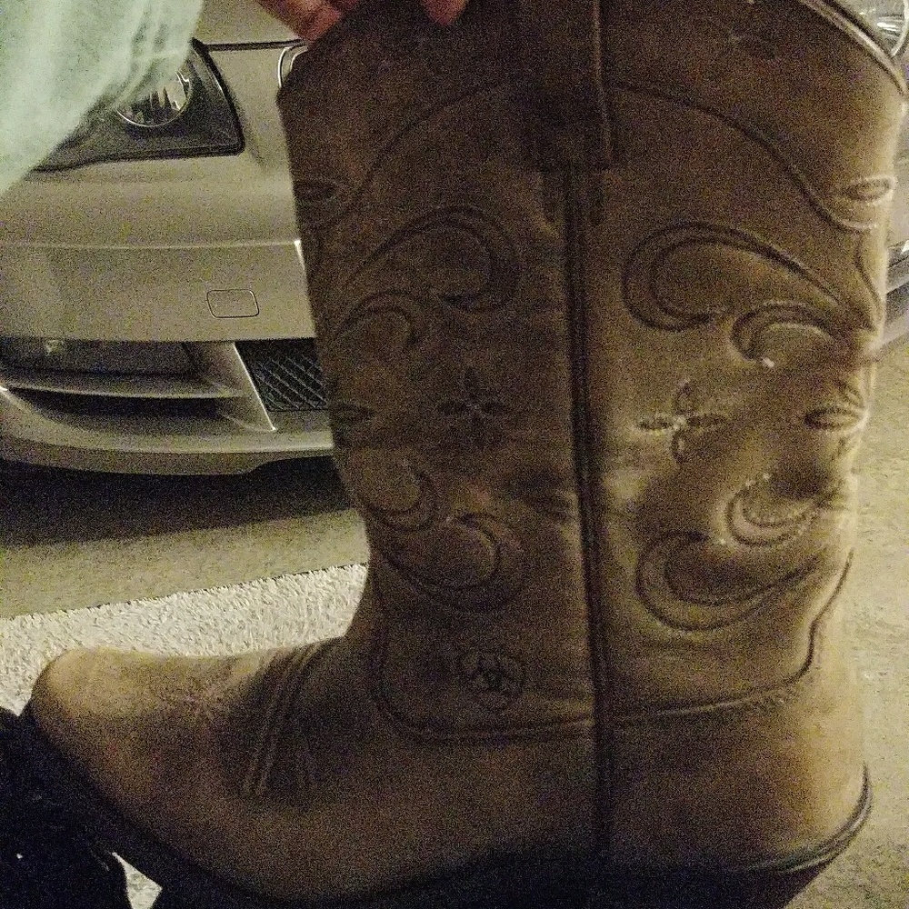 Women's 7.5 Ariat Desert Star Boots 💕 RESERVED