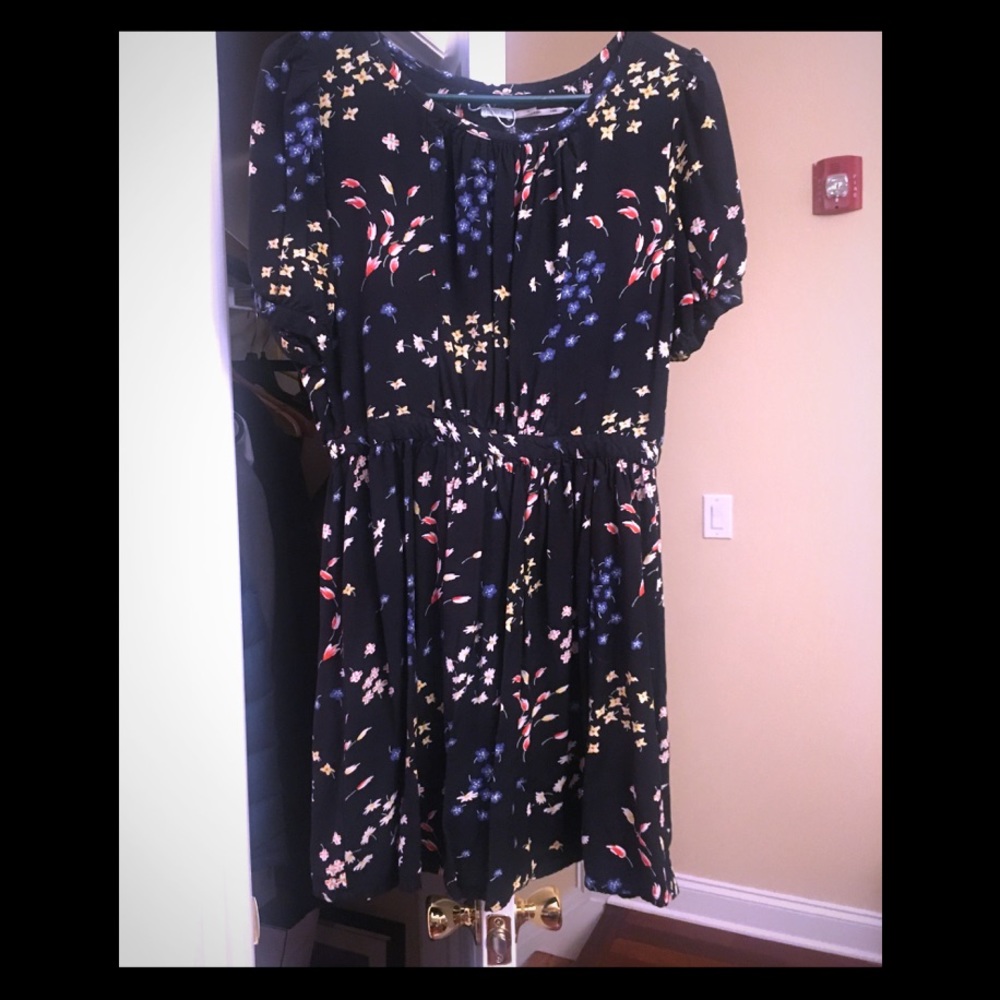 Navy floral dress perfect for fall!!