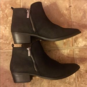 BNWOB AMERICAN EAGLE SUEDE ZIP UP BOOTIES SIZE 9
