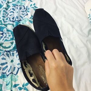black toms