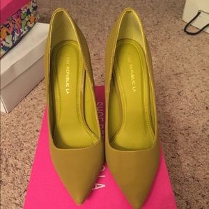 Olive green pumps!