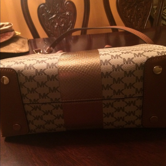 🎈Authentic Michael Kor Purse, Sign - Picture 4 of 4