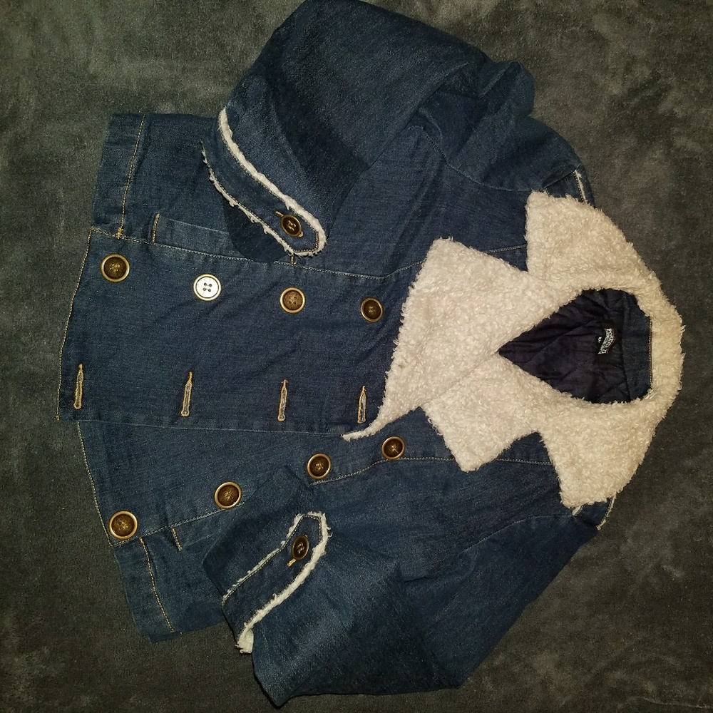 Ladies short jean jacket with faux fur lining