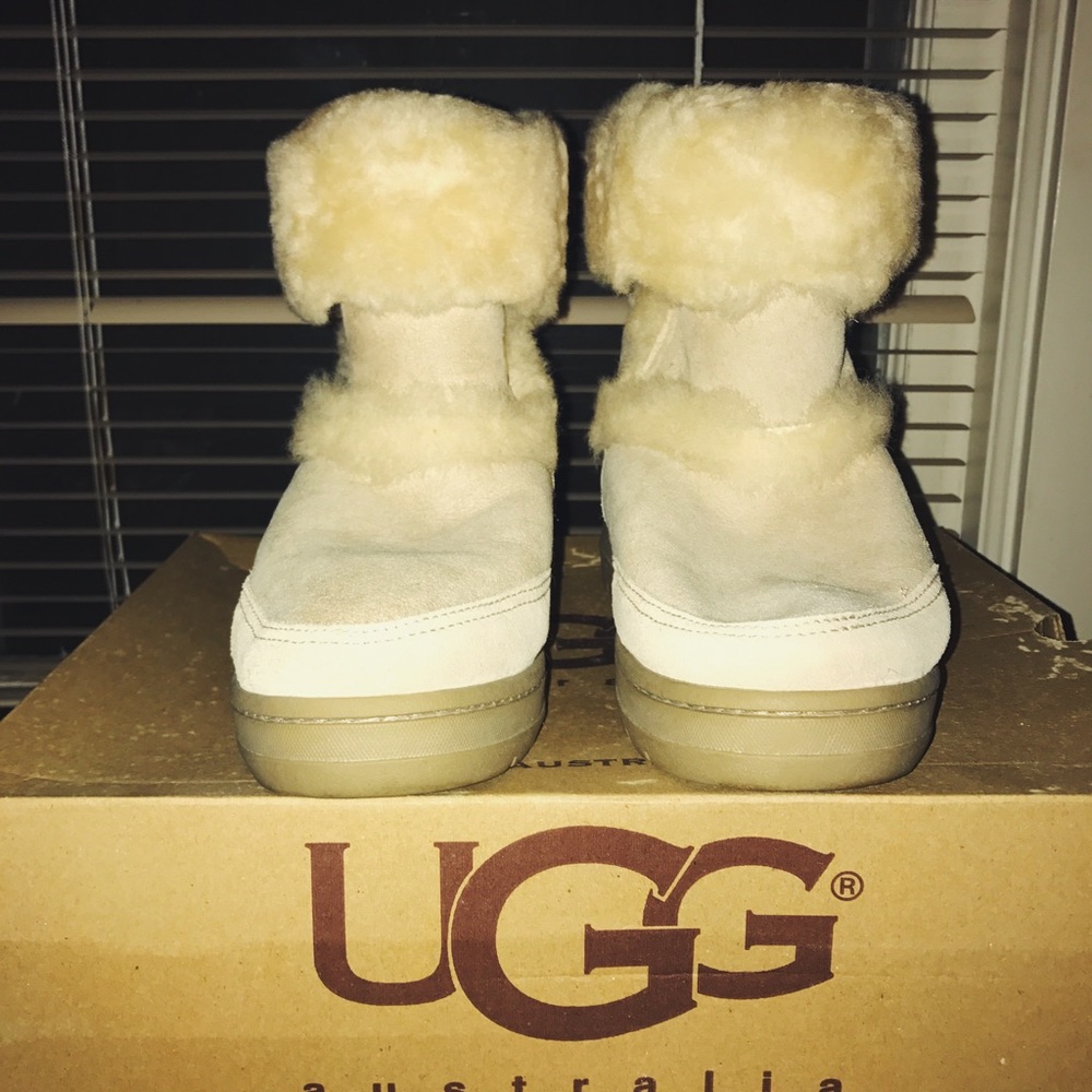 Women's Size 8 Sundance Short Sand UGG Boots