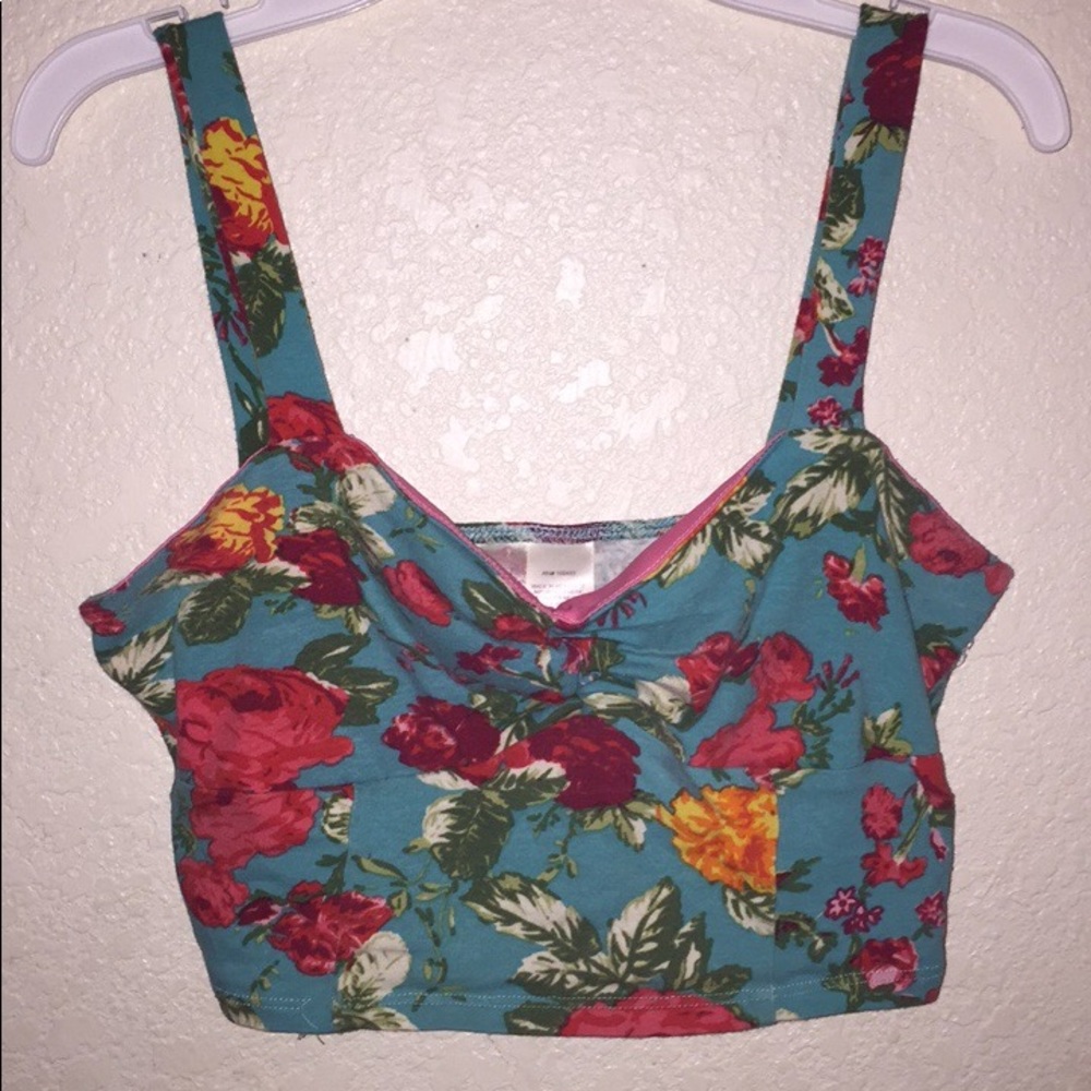 Cute floral crop top 🌺