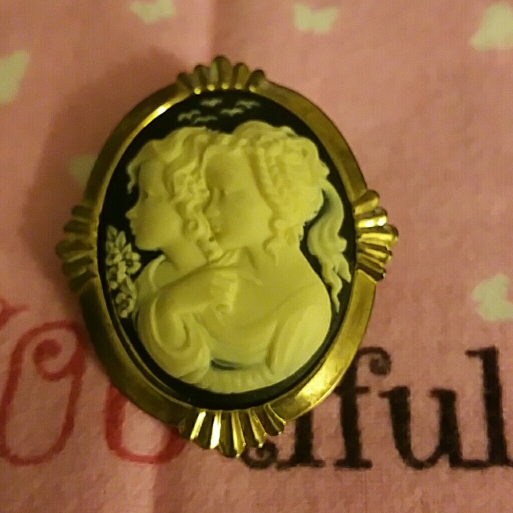 Used 1x, Victorian boy and girl Cameo like brooch
