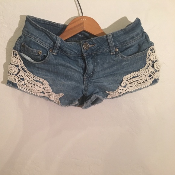 Denim cut off shorts with embroidery - Picture 4 of 4