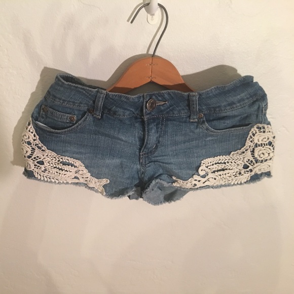 Denim cut off shorts with embroidery - Picture 3 of 4