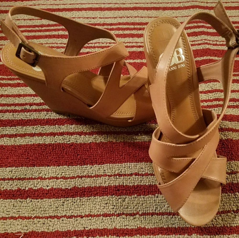 Gianni Bini Size 8 Tan Wedge Sandals