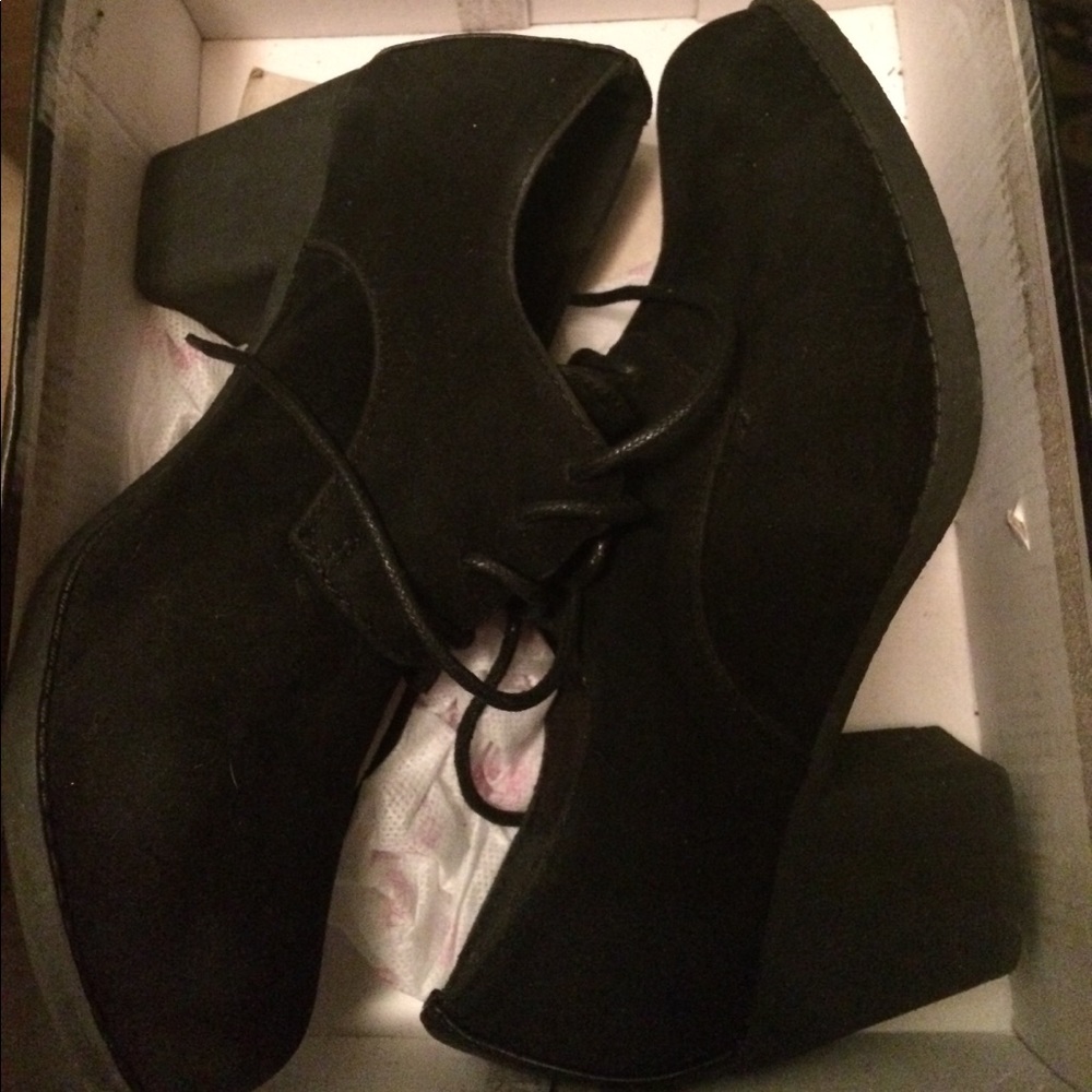 Heel ankle bootie with laces