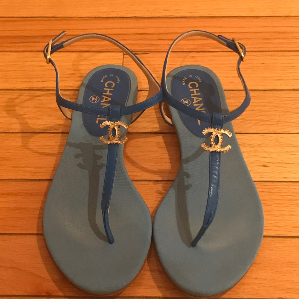 CHANEL Skinny CC Thongs