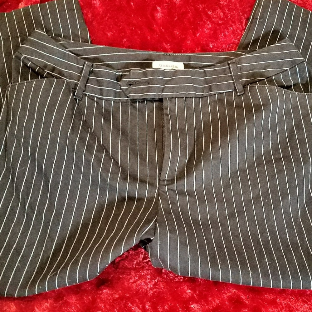 ST.JOHN'S ADORABLE CAPRIS  NAVY/ WHITE PINSTRIPE