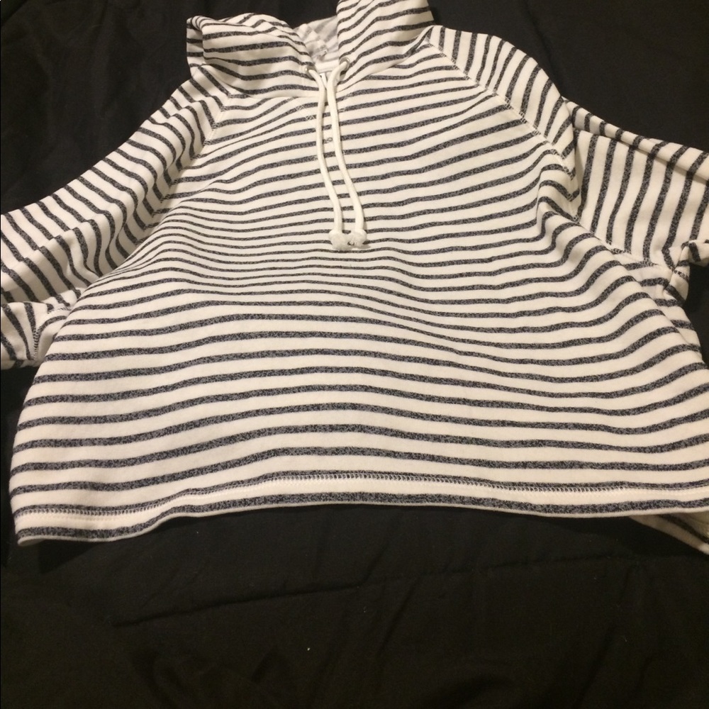 Long sleeve hooded crop top
